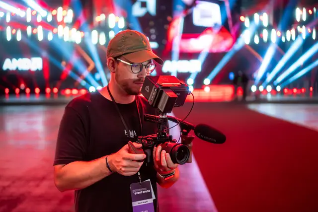 Videograf mit Kamera auf der gamescom – Dreh für den Aftermovie von The Very Essence