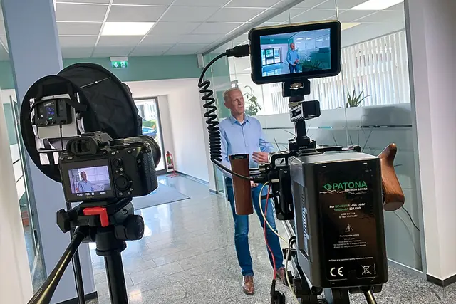 Interview-Dreh für einen Imagefilm im Firmenfoyer mit Kamera, Monitor und Licht von Forestisland