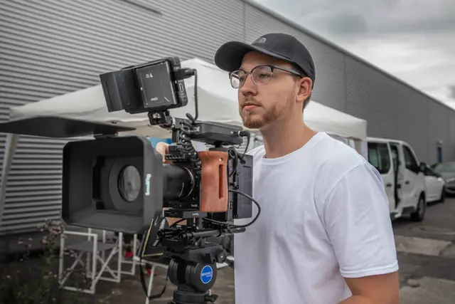 Pascal Sorgatz, Videograf von Forestisland aus Neuss, mit Filmkamera beim Imagefilm-Dreh