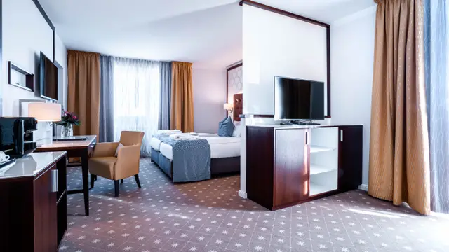 Hotelzimmer mit Doppelbett und Sitzecke im The Monarch Hotel – Hotelfotografie